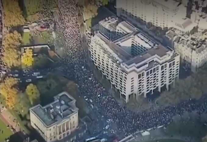 В Лондоне на массовой акции в поддержку Палестины начались столкновения с полицией